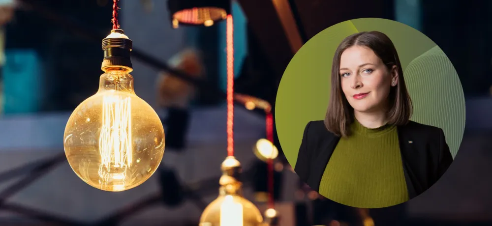 Bild på Anna Häger mot bakgrunden av en bild med glödlampor